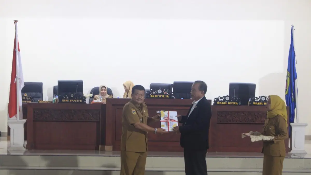 KHIDMAT: Wakil Bupati Parigi Moutong menyampaikan penjelasan Bupati atas Laporan Keterangan Pertanggungjawaban (LKPJ) Tahun Anggaran 2025 dalam Rapat Paripurna DPRD, Selasa (7/4/2026).(FOTO: ISTIMEWA/RADAR PALU).