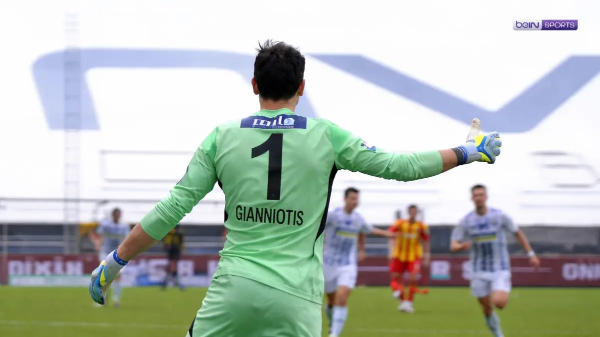 Kiper Kasimpasa Andreas Gianniotis saat mencetak gol jarak jauh ke gawang Kayserispor. (Tangkapan layar youtube)