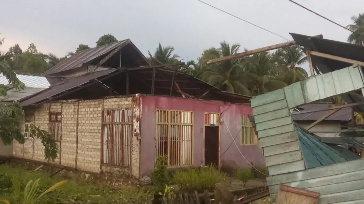 Kondisi rumah warga di Desa Labasiano, Kecamatan Buko, Banggai Kepulauan, yang mengalami kerusakan akibat terjangan angin puting beliung, Rabu (8/3/2026) dini hari.