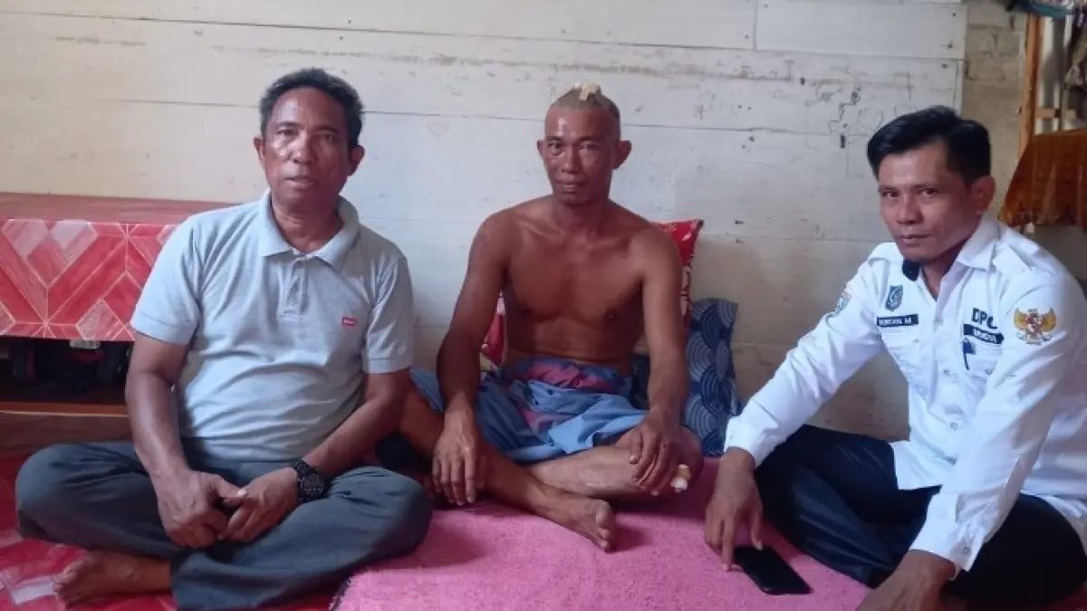 KORBAN: Ketua Forbes (kiri), korban, dan Kepala Desa.(FOTO: SUPRIYONO/RADAR PALU). 