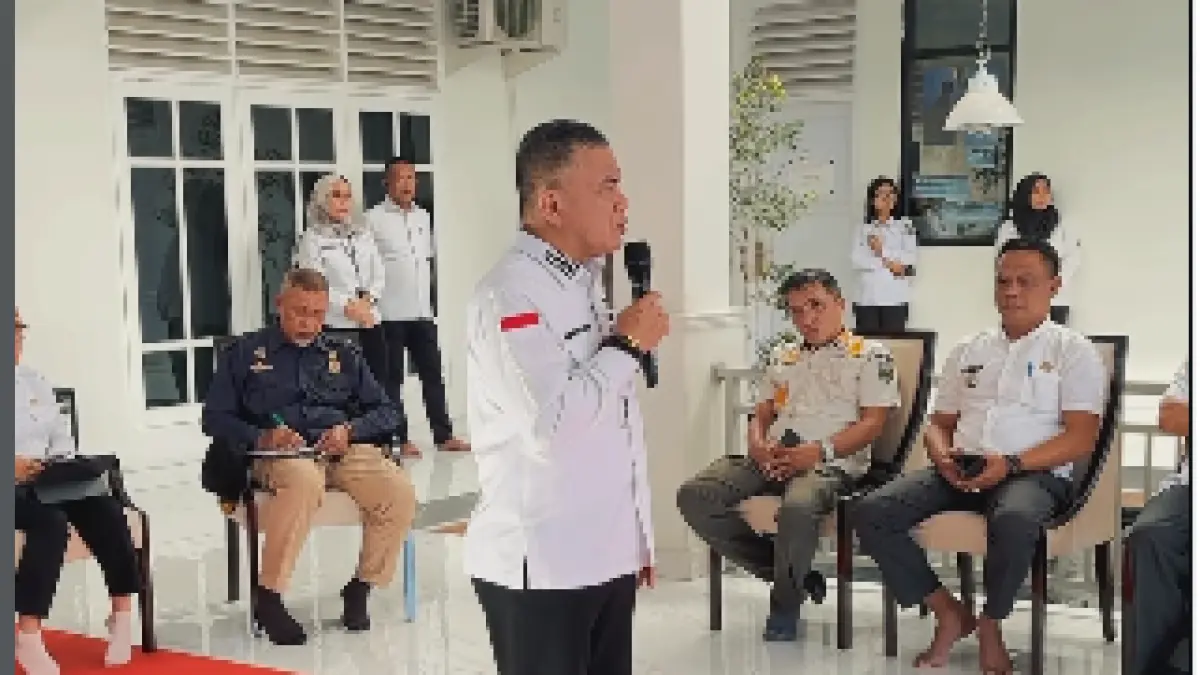 MARAH-MARAH: Wali Kota Palu, Hadianto saat memimpin rapat dengan pejabat OPD dan para lurah. FOTO: REPRO IG.HADIANTORASYID