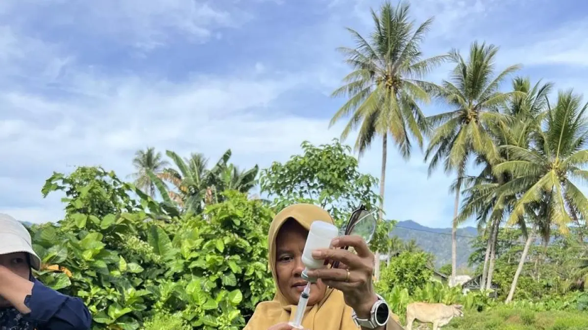 MENGISI: Petugas vaksinasi sedang mengisi obat anti virus mulut.(FOTO: ISTIMEWA/RADAR PALU). 