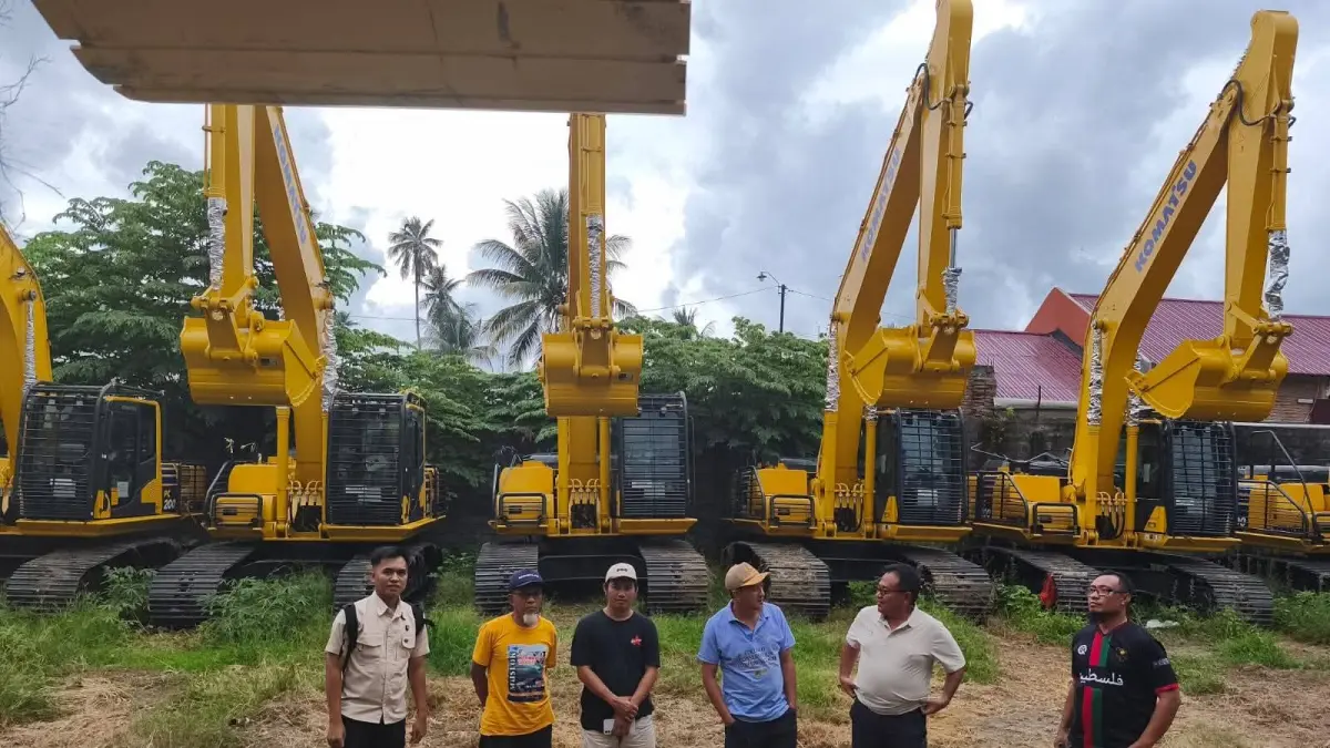 MENINJAU: Bupati Touna, Ilham Lawidu, saat meninjau percepatan perkebunan kelapa sawit.(FOTO: HERIYANTO LIMAHU/RADAR PALU).