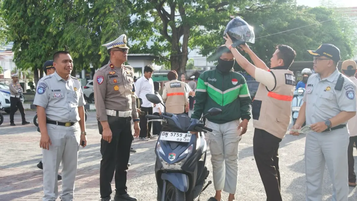 Para pimpinan Gakkum terpadu saat mengganti helm pengendara yang dinilai tidak layak diganti yang baru. Bantuan helm dan tumbler kepada wajib pajak sumbangsih dari mitra Jasa Raharja Sulteng. (istimewa)