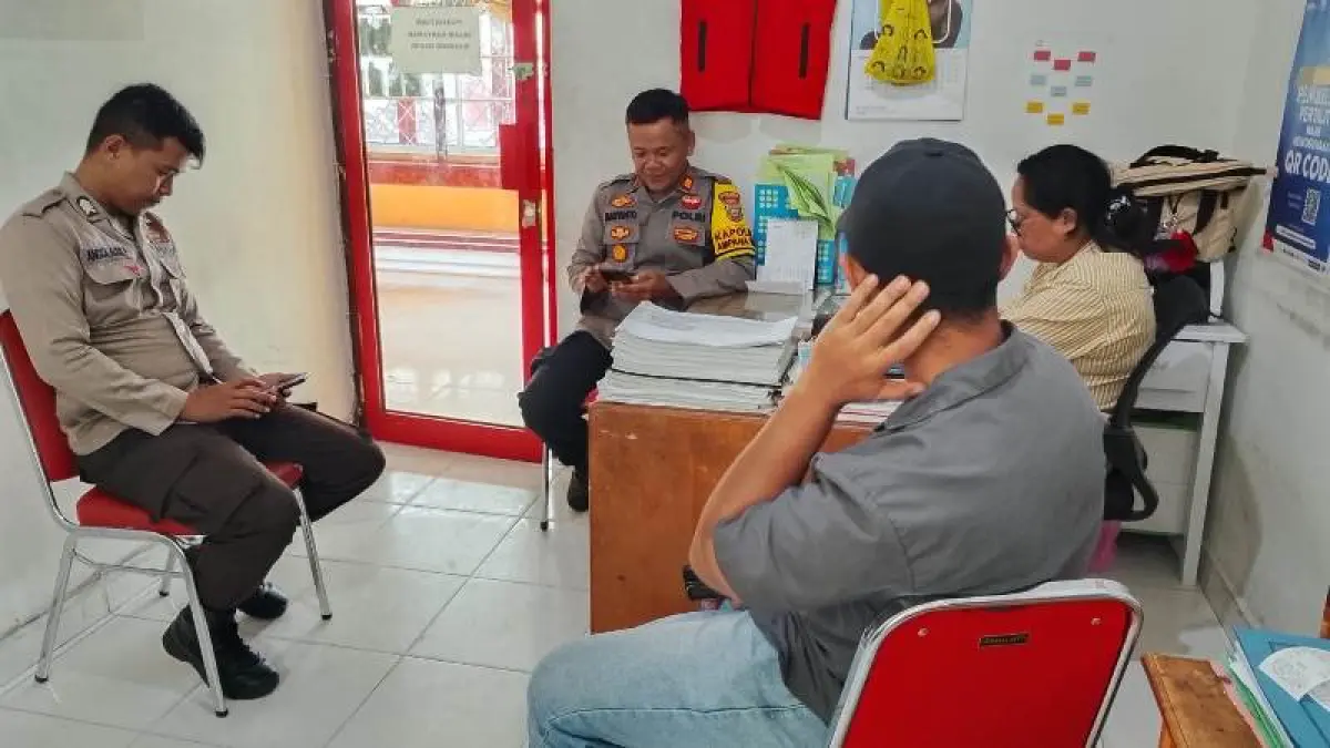 PASCA ANTRIAN: Kapolsek Ampana Kota, AKP Maryanto, bersama personel menemui langsung Yulin, selaku pengawas SPBU Bailo.(FOTO: HERIYANTO LIMAHU/RADAR PALU).