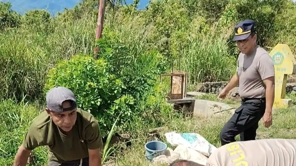 PERBAIKAN: Warga dan aparat bergotong royong memperbaiki jalan yang rusak.(FOTO: BUDIYANTO WIHARTO/RADAr PALU)
