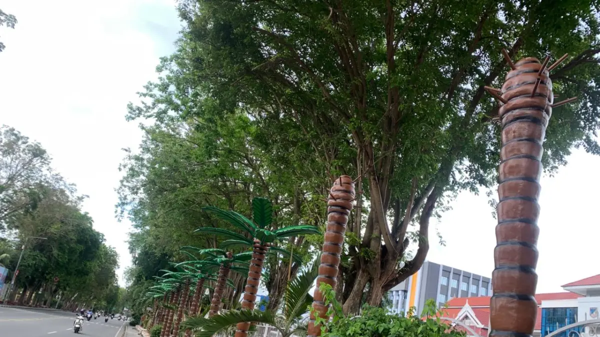 Proyek dekoratif pohon kelapa di depan Kantor Gubernur Sulawesi Tengah yang belum rampung, Rabu (8/4/2026). (Andika Nur Hikmah/Radar Palu)