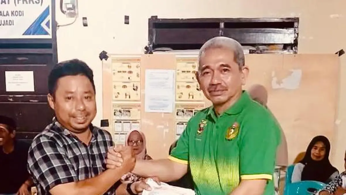 PUNYA TARGET: Lurah Donggala Kodi, Idris (kiri) saat menyerahkan SPPT PBB tahun 2026 kepada RT dan RW setempat di Kantor Kelurahan Donggala Kodi, pada Selasa (7/04/2026).(Foto: istimewa)