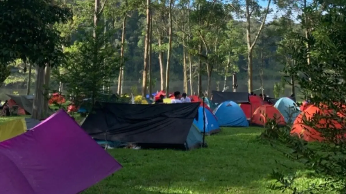 TAMBING: Suasana perkemahan di Telaga Tambing, Taman Nasional Lore Lindu, Minggu (5/4/2026).(FOTO: ISTIMEWA/RADAR PALU).