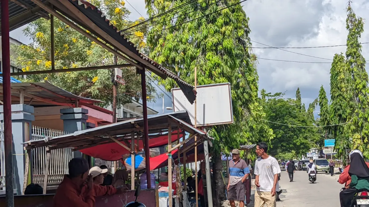 TERTIBKAN LAPAK: Petugas Kecamatan Parigi akan melaksanakan penertiban lapak pedagang di kawasan RSUD Anuntaloko Parigi, Senin (6/4/2026).(FOTO: RAHMAT FADHIL/RADAR PALU)
