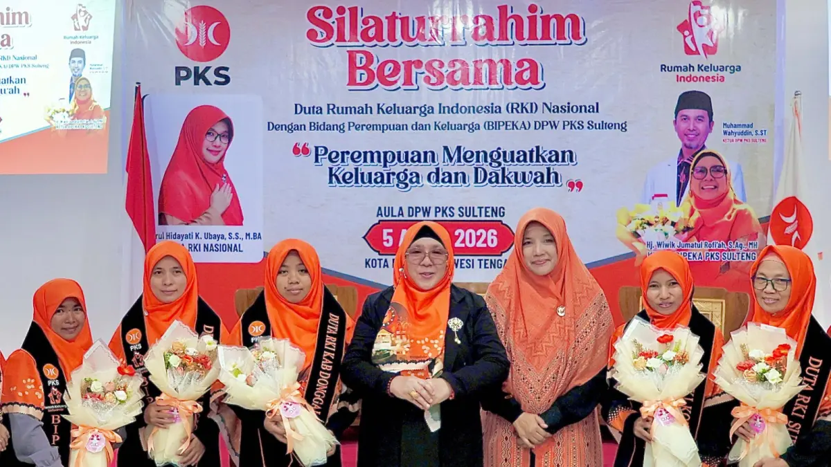 USAI DILANTIK: Duta RKI Nasional, yang juga istri Presiden PKS, Nurul Hidayati, bersama Ketua Bipeka DPW PKS Sulteng, Bunda Wiwik, melaunching dan melantik Duta RKI di Sulteng.(FOTO: HUMAS DPW PKS SULTENG/RADAr PALU).