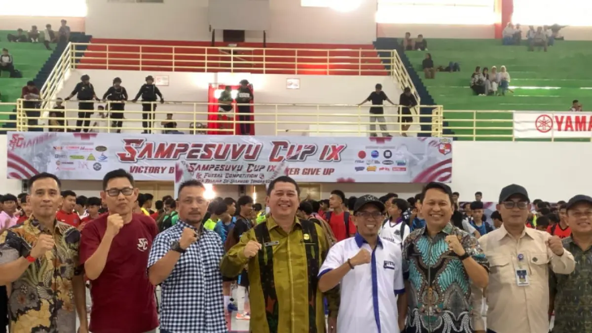 DUKUNG SAMPESUVU CUP : Kadispora Sulteng, Muchsin Husain Pakaya (tengah), Kketua Plt AFP Sulteng Mahfud Masuara (tiga dari kanan), Kepala Sekolah SMANSA Palu Dahlan Moh. Saleh (kedua dari kiri) bersama jajaran petinggi sekolah di turnamen futsal Sampesuvu Cup IX Beyond Game di Gelora Bumi Kaktus (GBK) pada Rabu (8/4/2026).(Foto: Andika Nur Hikmah/Radar Palu) 