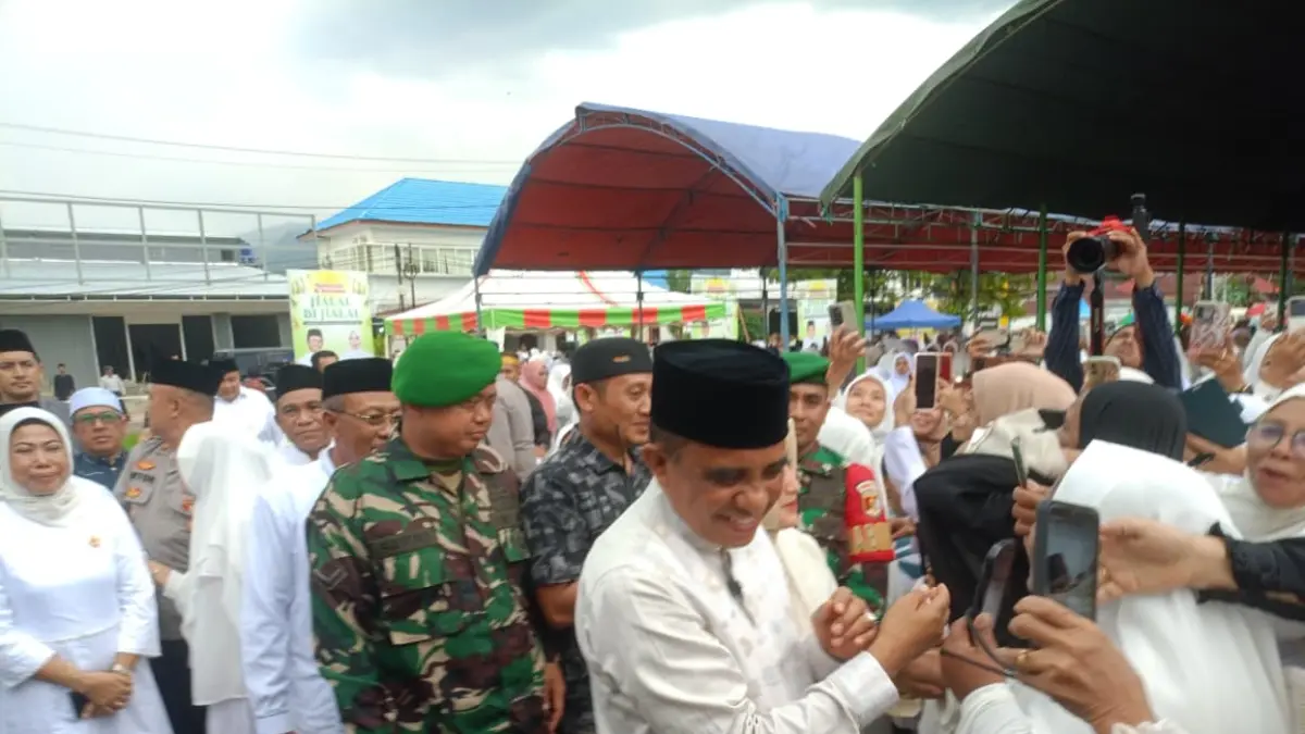 ANTUSIAS: Masyarakat antusias menyambut kehadiran Gubernur Sulawesi Tengah H. Anwar Hafid dalam acara Halal Bihalal yang digelar Ketua DPRD Morowali Utara Hj. Warda Dg. Mamala di Lapangan Morokoa, Kolonodale, Kamis (9/4/2026). (FOTO: ILHAM NUSI/RADAR PALU)