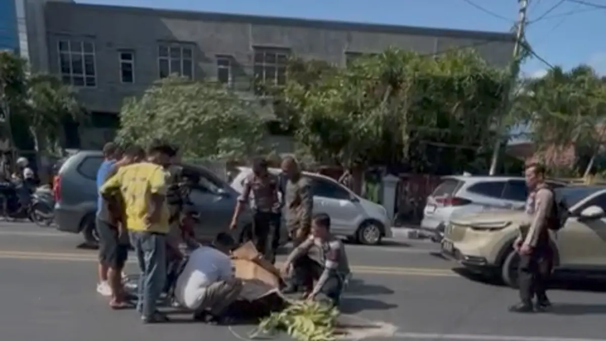 Aparat kepolisian melakukan olah tempat kejadian perkara (TKP) di lokasi kecelakaan maut di Jalan Basuki Rahmat, perempatan Zebra, Palu, Kamis (9/4/2026).
