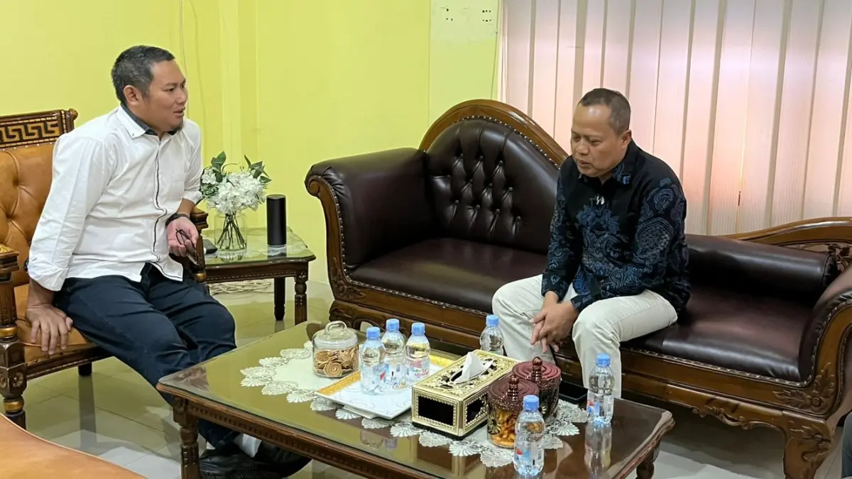 Direktur Jawa Pos Radar Palu, Murtalib (kanan) melakukan kunjungan ke Kantor ATR/BPN Kota Palu dan diterima langsung Kepala ATR/BPN Kota Palu, Susetyo Nugroho, Kamis (9/4/2026).(TASWIN)