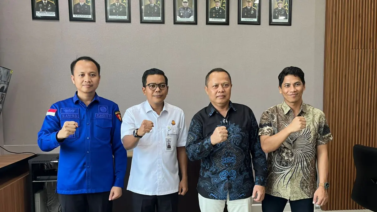 Direktur Jawa Pos Radar Palu, Murthalib (dua dari kanan), bersama Kajari Sigi, Irwan Ganda Saputra (dua dari kiri), berfoto bersama usai pertemuan silaturahmi di ruang kerja Kejaksaan Negeri Sigi, Sigi Biromaru, Kabupaten Sigi.