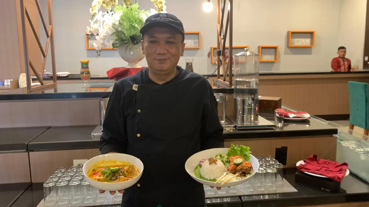 Executive Chef Hotel Santika Palu, Mesak dengan menu baru, Kamis (9/4/2026).(RINA ABD HALIK)