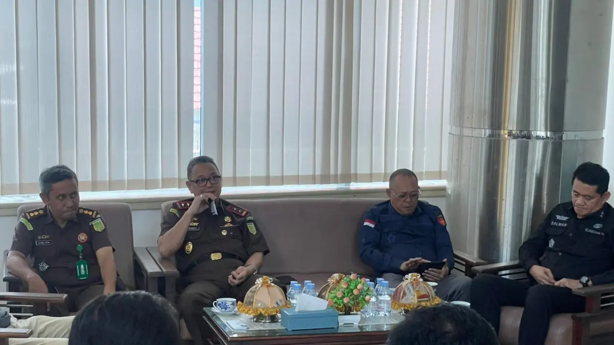 Kejati Sulteng Nuzul Rahmat R S.H., M.H bersama jajaran saat silaturahmi dengan rekan-rekan media Pers di Palu. (Raffy-Radar Palu)