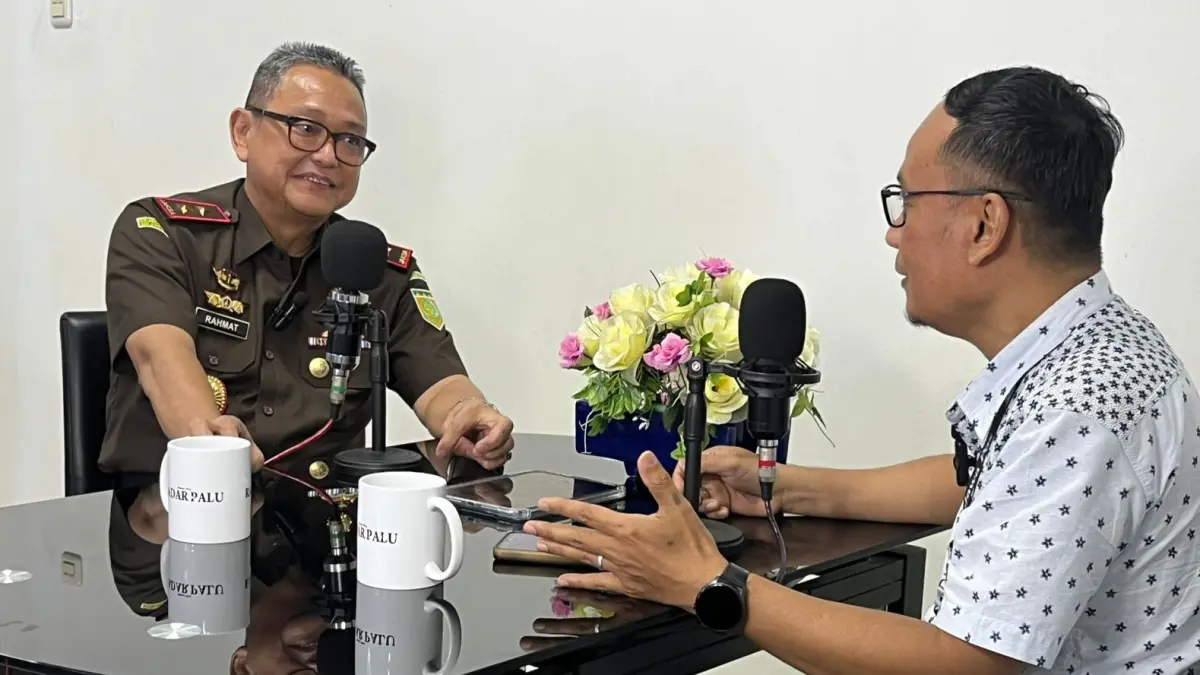 Kepala Kejaksaan Tinggi (Kajati) Sulawesi Tengah, Nuzul Rahmat (kiri) wawancara di Radar Palu Podcast, Kamis (9/4/2026).