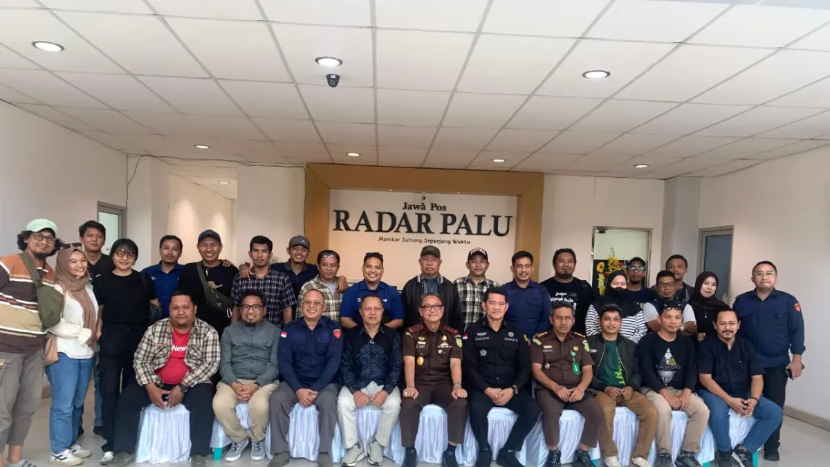 Kepala Kejati Sulteng Nuzul Rahmat foto bersama usai berdiskusi dengan insan pers di Graha Pena, Radar Palu. (Andika Nur HikmahRadar Palu)