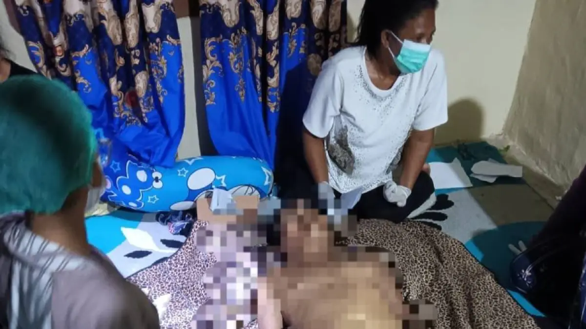 MENCEKAM: Petugas kepolisian bersama warga berada di lokasi penemuan jasad seorang pria lanjut usia di pondok kebun Desa Tomini, Selasa (7/4/2026).(FOTO: ISTIMEWA/RADAR PALU)