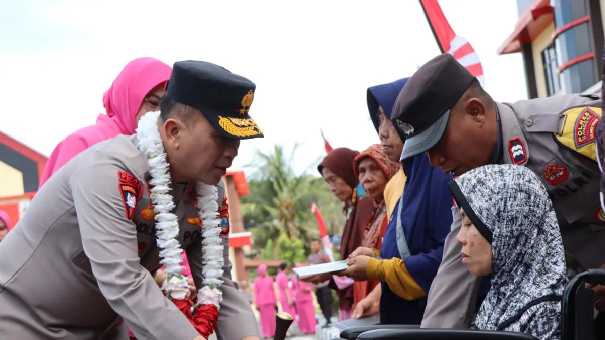 MENGUNJUNGI: Tampak Kapolda Sulteng, Irjen Pol. Endi Sutendi saat mengunjungi dari dekat warga Banggai.(FOTO: NENDRA PRASETYA/RADAR PALU).