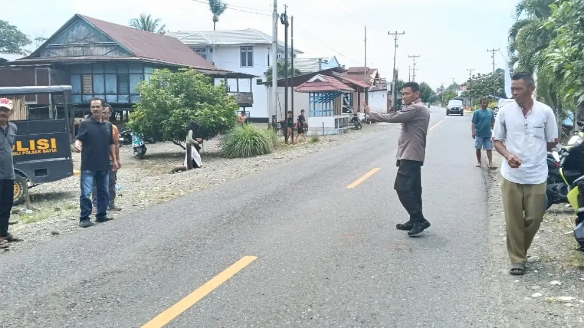 OLAH TKP: Polisi melakukan oleh TKP di lokasi tabrak lari.(FOTO: NENDRA PRASETYA/RADAR PALU).