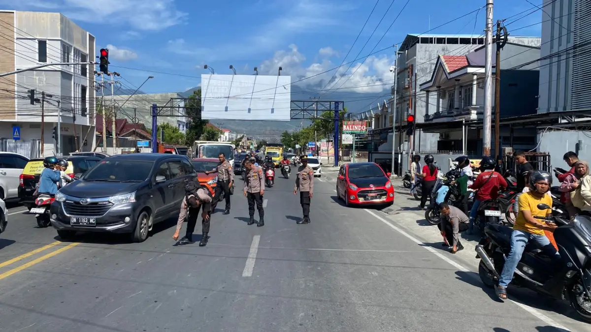 Personel Satlantas Polresta Palu melakukan olah tempat kejadian perkara (TKP) kecelakaan maut di simpang tiga Jalan Basuki Rahmat dan Jalan Zebra, Palu Selatan.