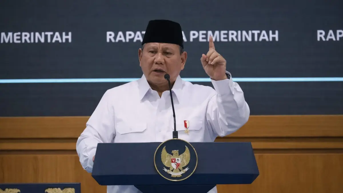 Presiden Prabowo Subianto saat rapat kabinet mengumumkan penurunan biaya haji 2026 di tengah kenaikan avtur global.