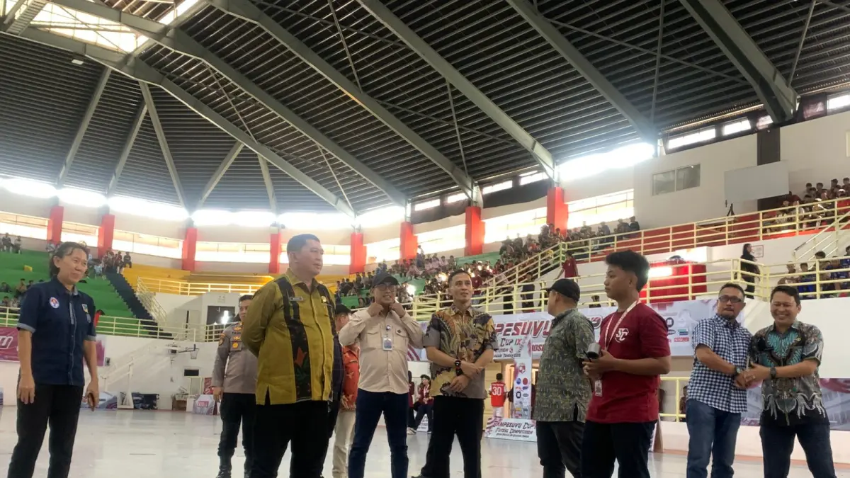 SIMBOLIS: Para pejabat menunggu untuk melakukan tendangan pertama tanda simbolis dibukanya kegiatan.(Foto: Andika Nur Hikmah/Radar Palu) 