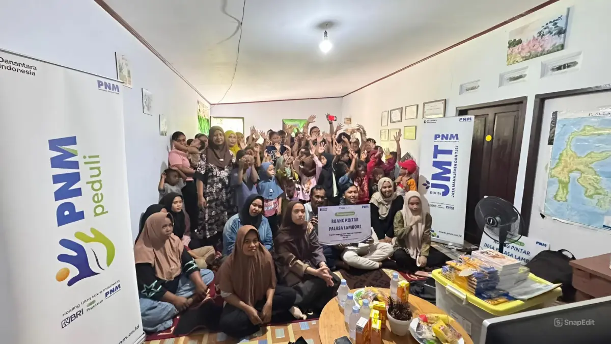 Suasana kegiatan Ruang Pintar PNM Cabang Palu di Desa Palasa Lambori, diikuti puluhan anak. (Istimewa)