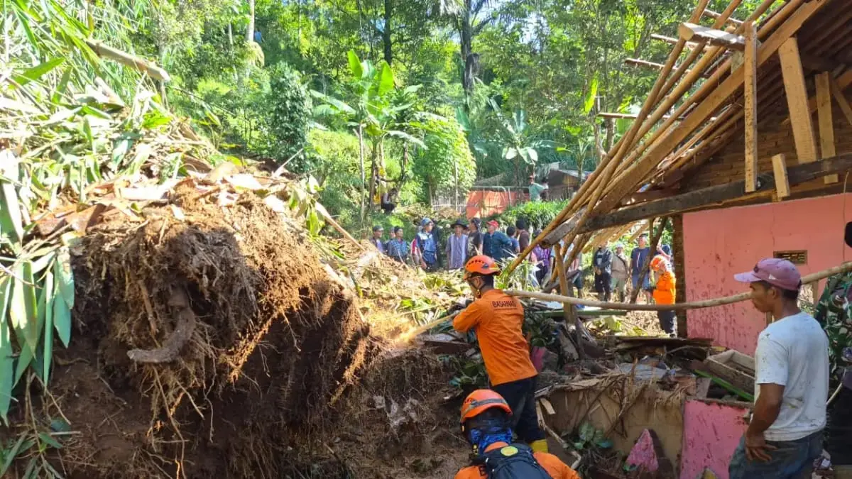 Tim SAR gabungan mencari korban hilang akibat longsor di Dusun Ciranggon, Sumedang.(Istimewa)