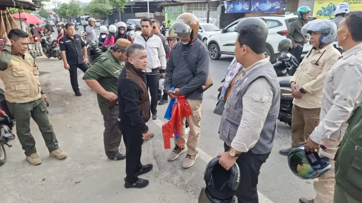Wali Kota Palu Hadianto Rasyid meninjau kondisi sampah dan drainase di Kelurahan Talise.(Humas Pemkot Palu)