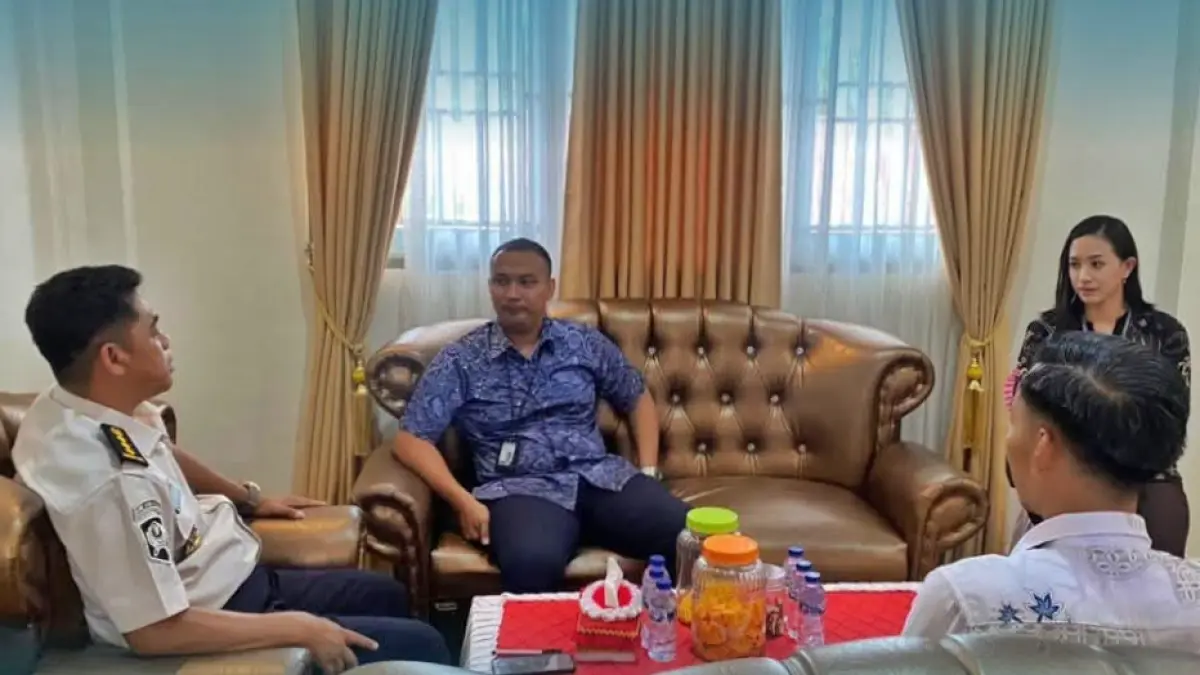 BERSINERGI: Pimpinan BRI Ampana saat berkunjung di Lapas Ampana.(FOTO: HERIYANTO LIMAHU/RADAR PALU)