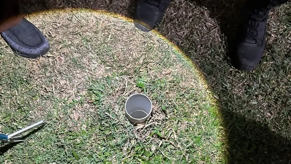 Dinas Pemadam Kebakaran dan Penyelamatan (Disdamkarmat) Kota Palu mengevakuasi kunci motor yang terjatuh ke septic tank milik warga.(Instagram/@damkar.kotapalu)