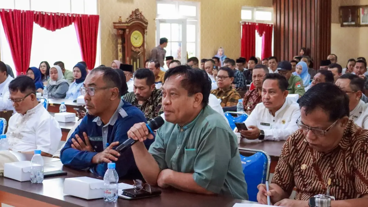 DIRUMAHKAN: &nbsp;Suasana rapat, saat mendiskusikan nasib PPPK yang akan dirumahkan.(FOTO: NENDRA PRASETYA/RADAR PALU).&nbsp;