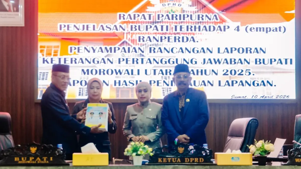 DOKUMEN: Wabup Morut, Djira Kendjo, menyerahkan dokumen Ranperda Kabupaten Morut 2026 kepada Ketua DPRD Warda Dg Mamala. (FOTO: ISTIMEWA/RADAR PALU)