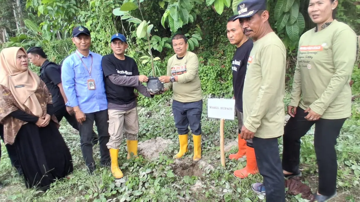 HIJAU: Wakil Bupati Parigi Moutong, H. Abdul Sahid, memimpin aksi tanam pohon di bantaran sungai Desa Tanahlanto, Kecamatan Torue, Kamis (9/4/2026).(FOTO: RAHMAT FADHIL/RADAR PALU).