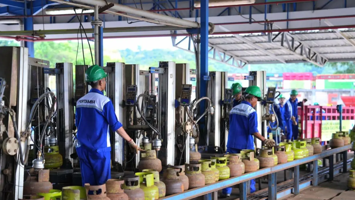 Ilustrasi pengisian tabung LPG di fasilitas distribusi, sebagai upaya menjaga keandalan pasokan energi bagi masyarakat. (ISTIMEWA)