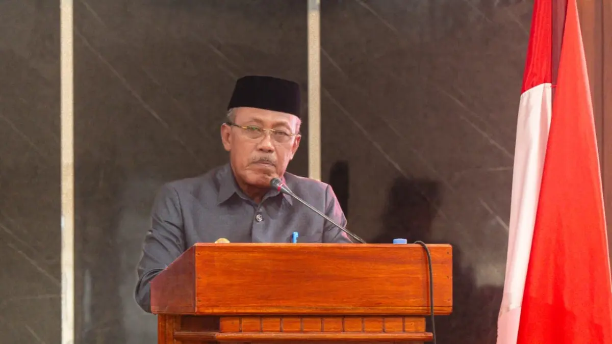 MEMBACAKAN: Wabup Morut, Djira Kendjo, membacakan LKPJ Bupati TA 2025 dalam rapat Paripurna di gedung DPRD Morowali Utara, Jumat (10/4/2026). (FOTO: ISTIMEWA/RADAR PALU)