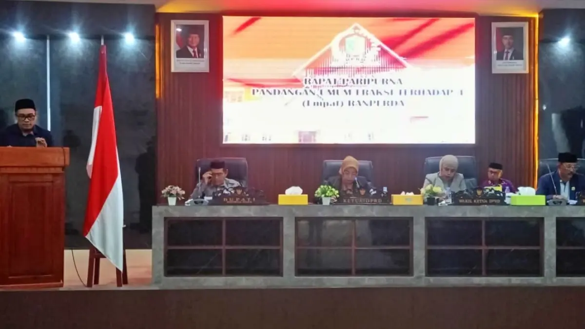 PANDANGAN UMUM: Ketua Fraksi Hanura Bangkit Berjuang DPRD Morowali Utara IM Arief Ibrahim dalam rapat Paripurna pandangan umum fraksi terhadap empat Ranperda Morowali Utara, Jumat (10/4/2026). (FOTO: ILHAM NUSI/RADAR PALU).