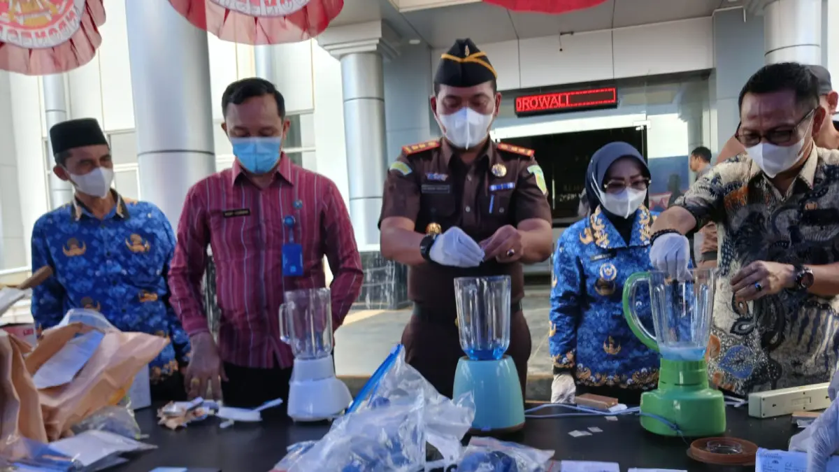PEMUSNAHAN: Kejari Morowali Naungan Harahap, memimpin pemusnahan, disaksikan Wabup Morowali Iriane Iliyas, Waket I DPRD Morowali &nbsp;Ihwan Moh. Thaiyeb, Kasdim 1311 Morowali Mayor Inf Muhar, Kamis (9/4/2026).