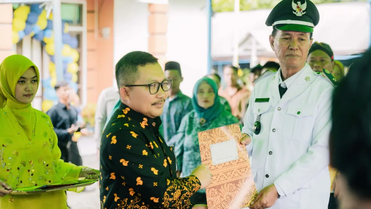 PERESMIAN: Bupati Banggai, Ir. H. Amirudin Tamoreka, melakukan peresmian Desa Persiapan Mekar Mulya Kecamatan Simpang Raya, Kamis (9/4/2026).FOTO: NENDRA PRASETYA/RADAR PALU).