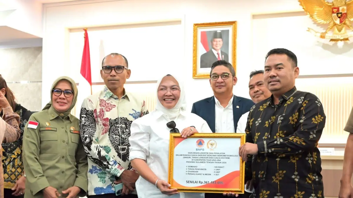 PERTEMUAN: Pemkab Touna saat menerima bantuan dari Komisi VIII DPR RI Sigit Purnomo Said beserta anggota, disaksikan Waket DPRD Sulteng.(FOTO: HUMAS DPRD SULTENG/RADAR PALU) 