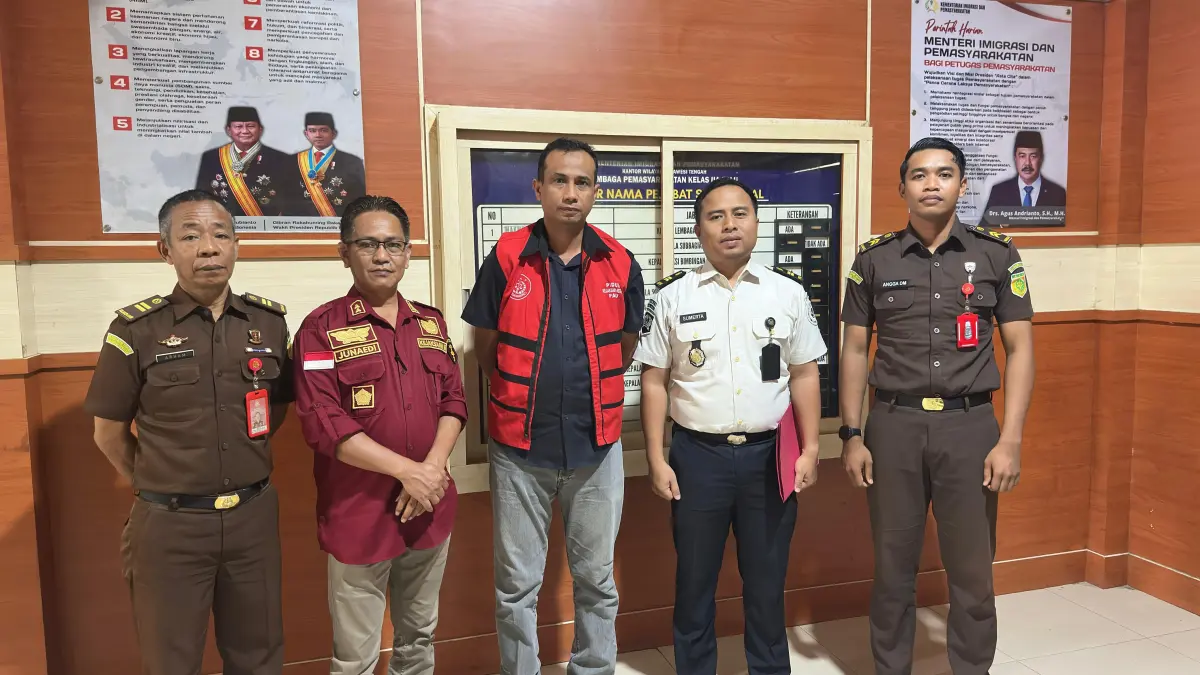 Petugas Kejaksaan Negeri Palu menggiring terpidana kasus korupsi pengadaan alat laboratorium Fakultas Kedokteran Untad, Fuad Zubaidi, menuju Lapas Kelas IIA Palu, Rabu (1/4/2026).