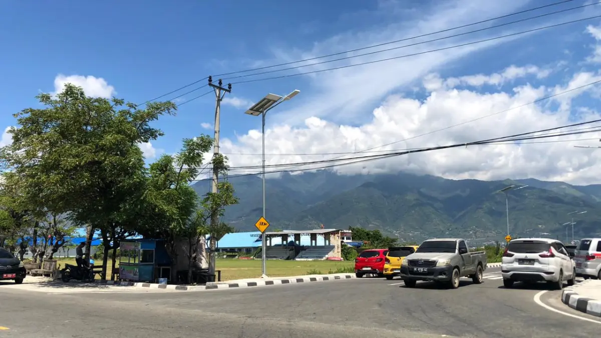 Petugas mengatur arus kendaraan di simpang Yos Sudarso-Penggaraman Palu yang menjadi titik pertemuan jalan lintas kewenangan. (Annisa Wibdy/Radar Palu)