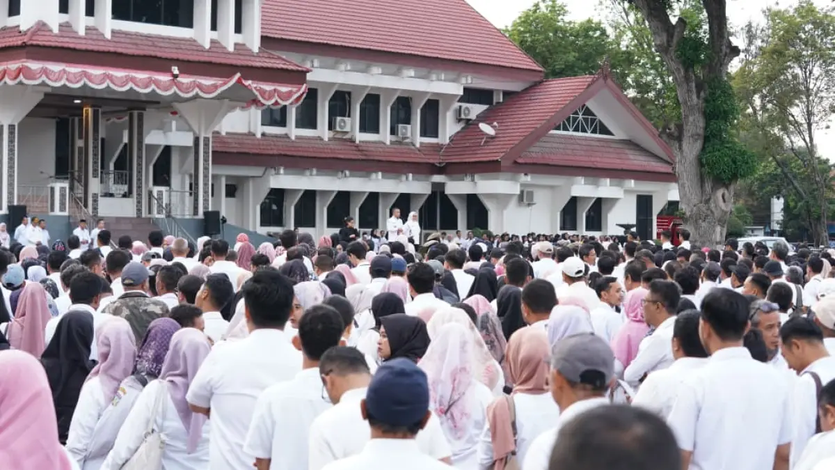 Ribuan ASN Pemkot Palu mengikuti apel akbar di halaman kantor wali kota, menegaskan soliditas dan komitmen pelayanan publik. (Humas Pemkot Palu)