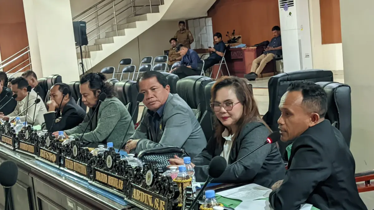 TEGAS: Anggota DPRD menyoroti minimnya penerangan jalan dalam Rapat Paripurna DPRD Parigi Moutong, Selasa (7/4/2026).(FOTO: RAHMAT FADHIL/RADAR PALU)&nbsp;