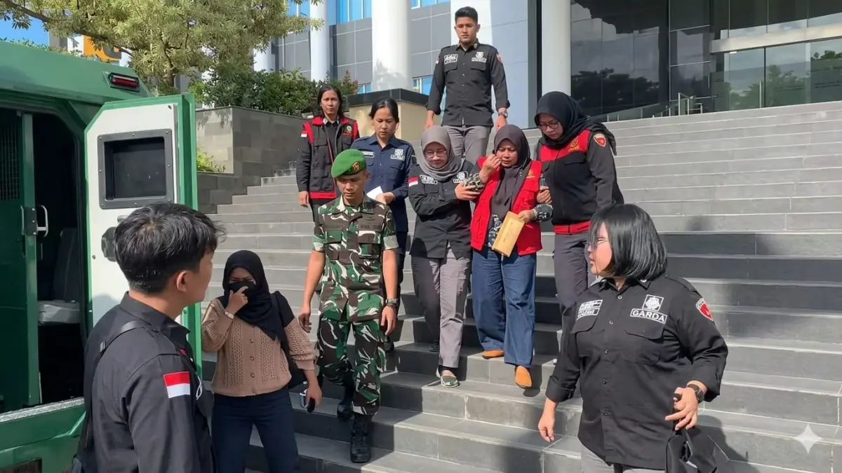 Tersangka Sekretaris Desa Tamainusi berinisial Y digiring petugas Kejaksaan Tinggi Sulawesi Tengah untuk menjalani penahanan, usai ditetapkan dalam kasus dugaan korupsi dana CSR perusahaan tambang di Kabupaten Morowali Utara.