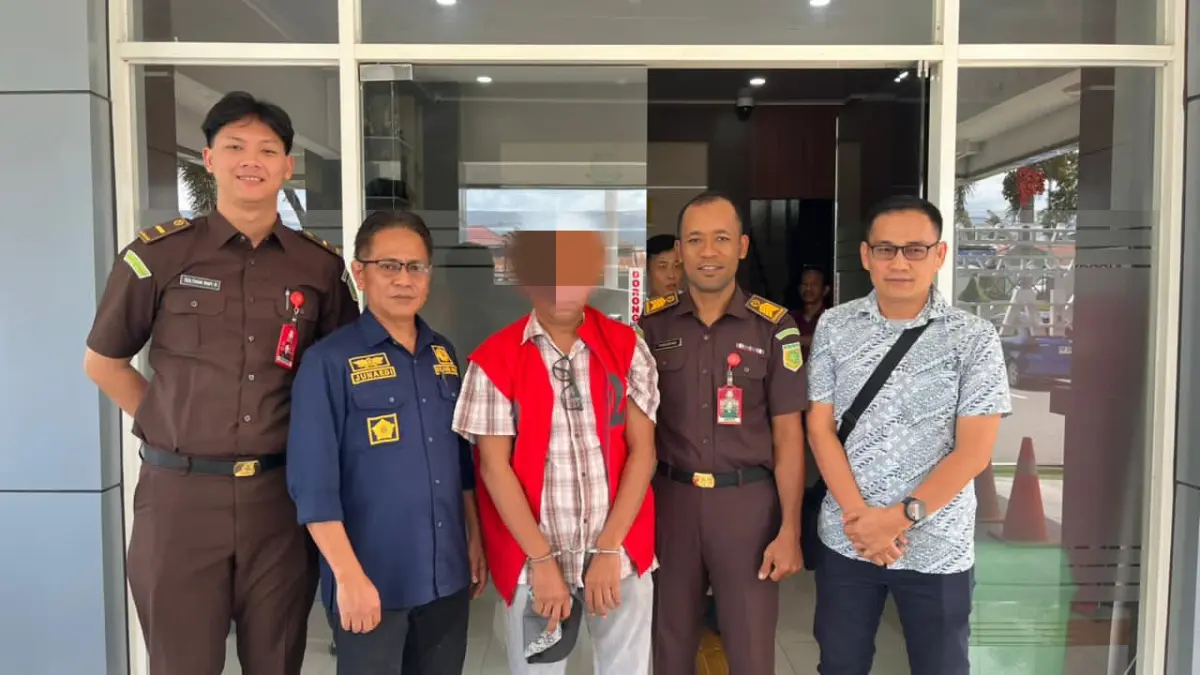 Tersangka SRJ, Direktur PT Semata Sukses Tarus, digiring petugas Kejari Palu menuju Rutan Kelas II A Palu, Selasa (7/4/2026), usai ditetapkan dalam kasus dugaan korupsi pajak yang merugikan negara lebih dari Rp600 juta.